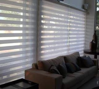 Persiana double vision em sala de estar